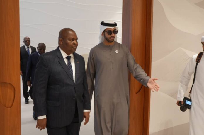 Le président centrafricain Faustin Archange Touadera avec le ministre d'Etat des affaires étrangères des Emirates Arabes unisCheikh Shakhboot Bin Nahyan Al Nayan